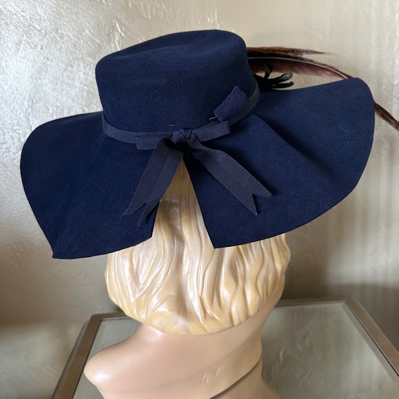 UNFORGETTABLE 1940s\' NAVY FELT WIDE BRIM HAT WITH FEATHER BIRD & SPLIT BRIM